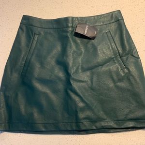 Hunter green pleather mini skirt. Size L. NWT.